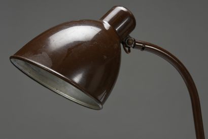 null Christian DELL (1893-1974) 

Lampe de table modèle Favorit à base circulaire...