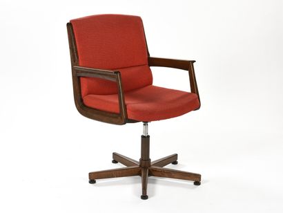 null Walter KNOLL (1876-1971)

Suite de quatre fauteuils pivotants à piétement étoile...