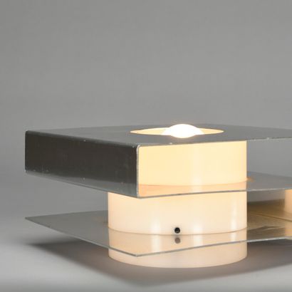 null Guy BERTRAND Attribué à 

Lampe de table modèle 1036 réalisée en aluminium plié...