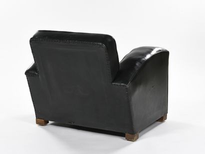  Jacques ADNET, Attribué à 
Paire de fauteuils club en cuir noir à accoudoirs cubiques...
