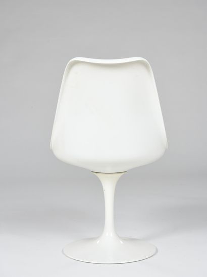 null Eero SAARINEN (1910-1961) 

Suite de six chaises pivotantes modèle Tulip à coque...