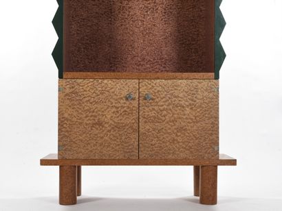 null Ettore SOTTSASS (1917-2007)

Rare armoire modèle Télévision en loupe d'amboine...
