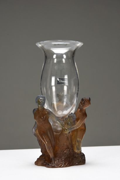  DAUM NANCY 
Vase aux nymphes en cristal translucide et pâte de verre pressée moulée...