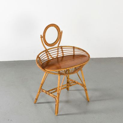 null TRAVAIL FRANCAIS 1950

Coiffeuse au miroir rotatif et son tabouret bas en rotin...