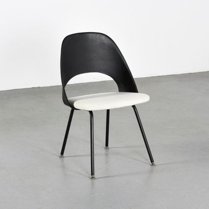 null Eero SAARINEEN (1910-1961)

Paire de chaises modèle N°71 à piétement quadripode...