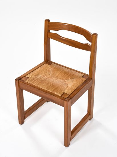 null MAISON REGAIN

Suite de six chaises à structure en bois massif d'où repose une...