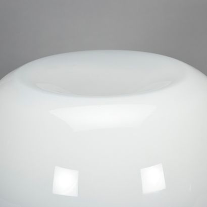 null TRAVAIL ITALIEN

Grande lampe de table de forme boule légèrement écrasé en verre...
