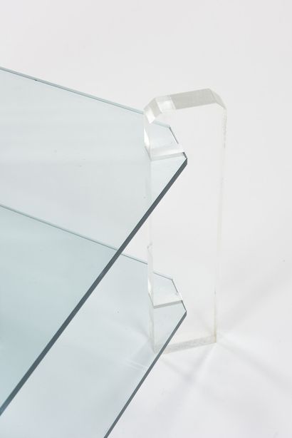 null TRAVAIL 1970

Table d'appoint à double plateaux en verre enchâssant quatre pieds...
