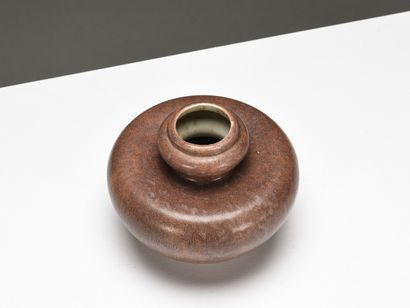  REVERNAY 
Vase de forme aplatie à col ourlé en grès émaillé marron cristallisé....