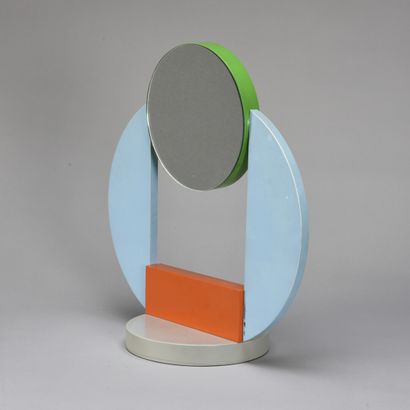 null Michele De LUCCHI (né en 1951)

Miroir à poser, base circulaire en bois laqué...
