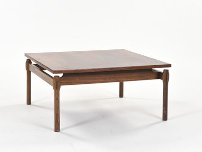 null Ico PARISI (1916-1996)

Table basse modèle 748 à piètement facetté reliés par...