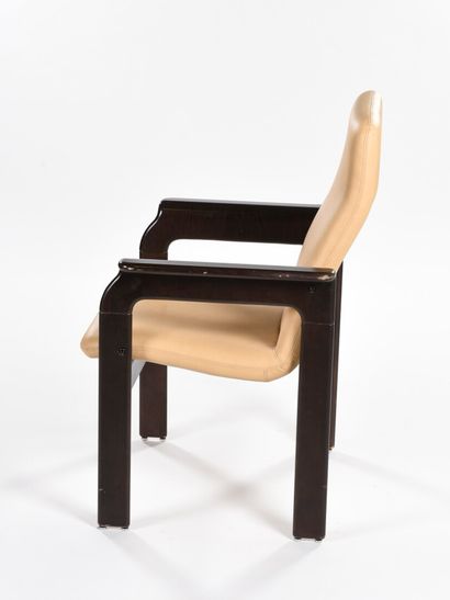 null Bruno REY (Né en1935)

Paire de fauteuils à structure en hêtre teinté foncé...