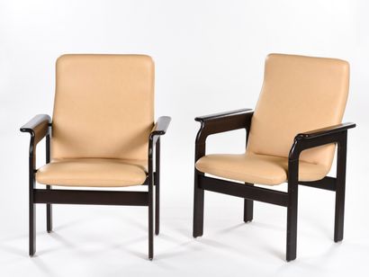 null Bruno REY (Né en1935)

Paire de fauteuils à structure en hêtre teinté foncé...