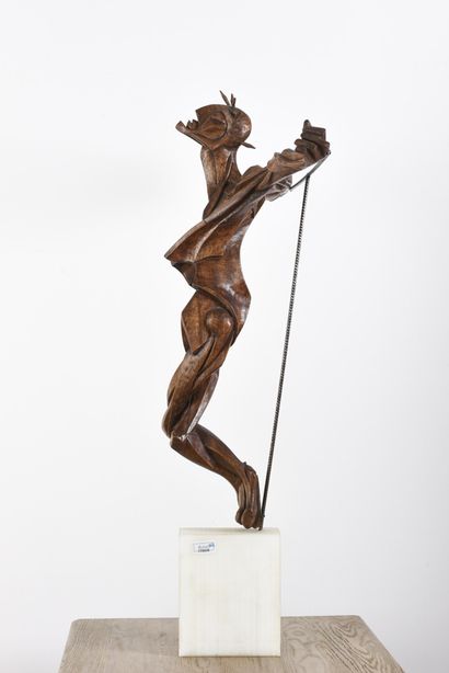  Vincent GONZALEZ (1928-2019) 
Christ in oak, resin base, 
Monogrammed, 
H : 75 cm...