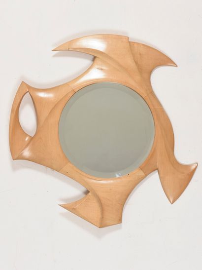 null Vincent GONZALEZ (1928-2019)

 Miroire en bois de frêne sculpté de forme cynétique...