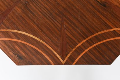 null Vincent GONZALEZ (1928-2019)

Table basse en bois à plateau octogonal marqueté,...