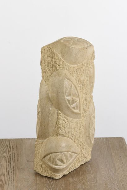  Vincent GONZALEZ (1928-2019) 
Mandorla, 
Carved limestone, 
51 x 21 x 12 cm