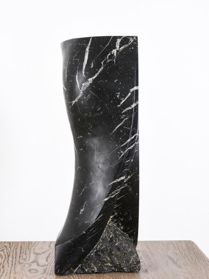  Vincent GONZALEZ (1928-2019) 
Volute, 
Black marble subject with white veins, 
Monogrammed...