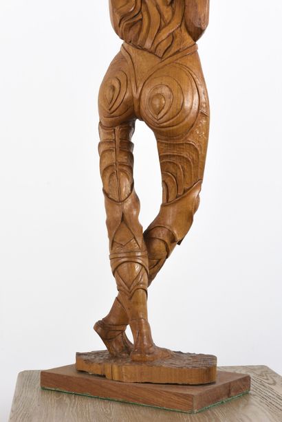 null Vincent GONZALEZ (1928-2019)

Carved oak woman, 

H : 159 cm ; W : 24 cm