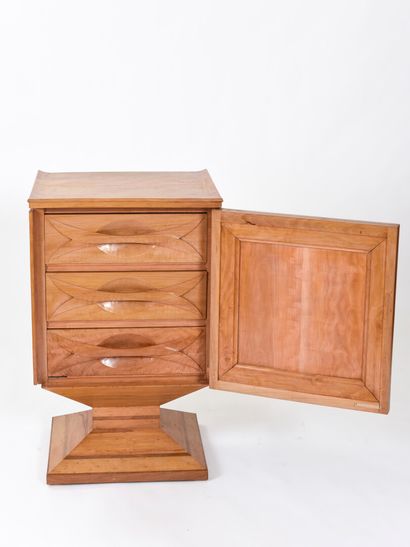 null Vincent GONZALEZ (1928-2019)

Carved beechwood silver cabinet, opening with...