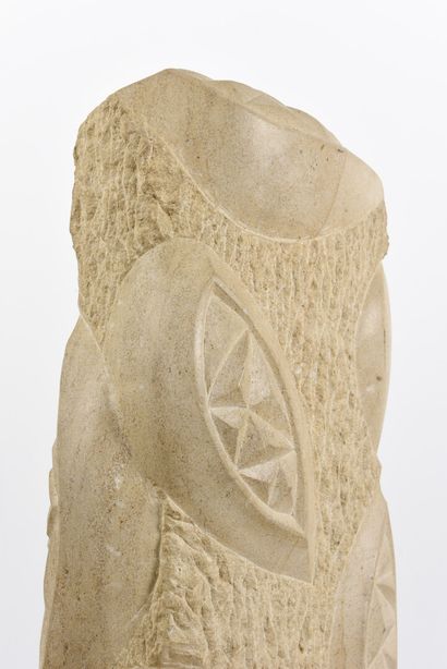  Vincent GONZALEZ (1928-2019) 
Mandorla, 
Carved limestone, 
51 x 21 x 12 cm