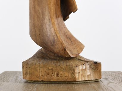  Vincent GONZALEZ (1928-2019) 
L'Ange neuf, 
Sujet en chêne sculpté, 
Monogrammé...