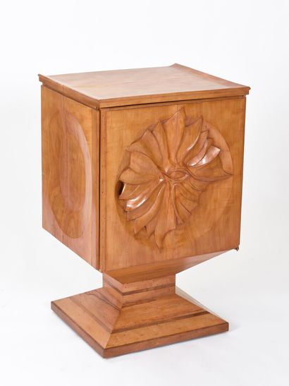 null Vincent GONZALEZ (1928-2019)

Carved beechwood silver cabinet, opening with...