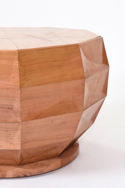 null Vincent GONZALEZ (1928-2019)

Scupted and faceted wood sofa, inlaid ocotogonal...