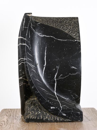  Vincent GONZALEZ (1928-2019) 
Volute, 
Black marble subject with white veins, 
Monogrammed...