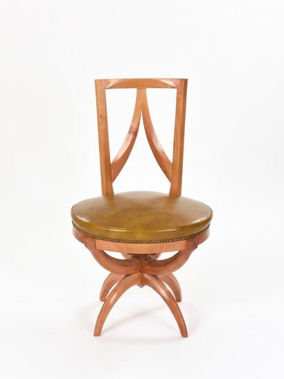 null Vincent GONZALEZ (1928-2019)

Suite de six chaises en bois sculpté dossier en...