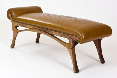 null Vincent GONZALEZ (1928-2019)

Banquette en bois sculpté, garniture de cuir clouté

H...