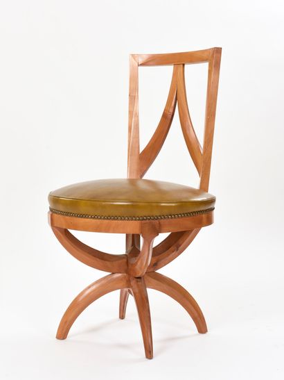 null Vincent GONZALEZ (1928-2019)

Suite de six chaises en bois sculpté dossier en...