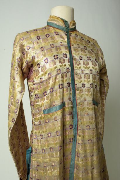 null Un rare kaftan de cérémonie matelassé en satin crème façonnée de fleurs de la...