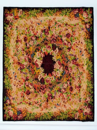 null Un tapis de table en velours coupé à décor jardinière de roses à profusion période...