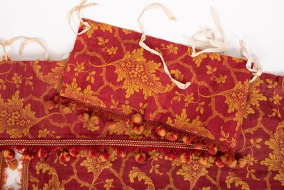 null Une paire de rideaux et cantonnière en jacquard de coton rouge et jaune période...