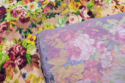 null Un tapis de table en velours coupé à décor jardinière de roses à profusion période...