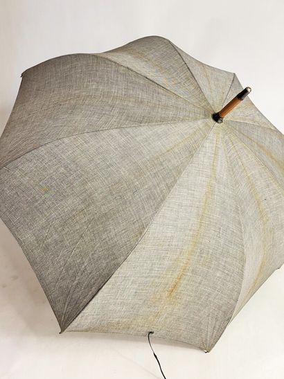 null Cinq parapluies et leur étui en toile de coton rayé à compartiment Circa 1930/1940....