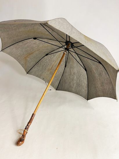 null Cinq parapluies et leur étui en toile de coton rayé à compartiment Circa 1930/1940....