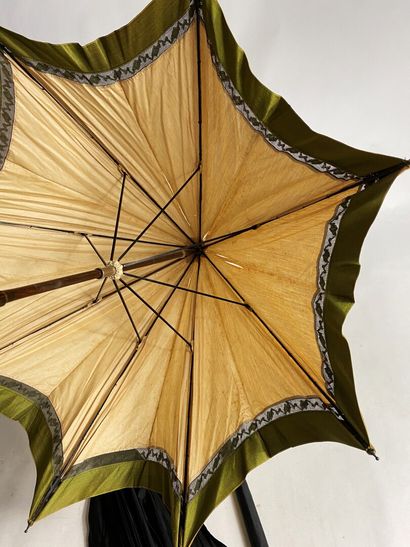 null Trois ombrelles et parapluies à pommeaux de laiton et d'étain ciselés vers 1920....