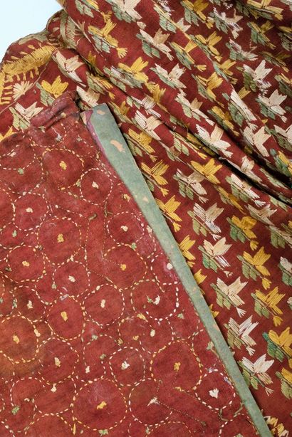 null Une tenture Phulkari en coton teint brique brodée de soie floche, Pendjab (Pakistan)...