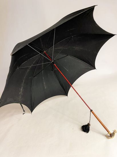 null Cinq parapluies et leur étui en toile de coton rayé à compartiment Circa 1930/1940....