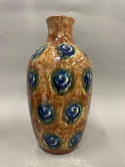 null Vase à décor de motif en spirale en céramique

H : 33 cm