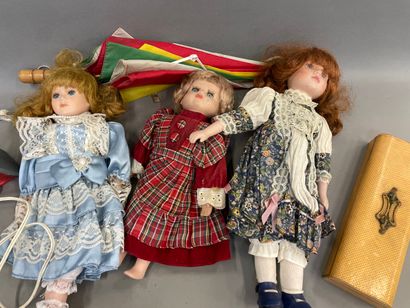 null Lot de trois poupées modernes avec tete porcelaine, joint parapluie d'enfant,...