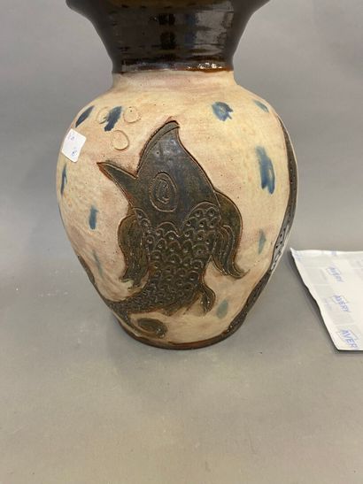 null LOSSON vase en grès à décor de poisson et algues

H : 32 cm