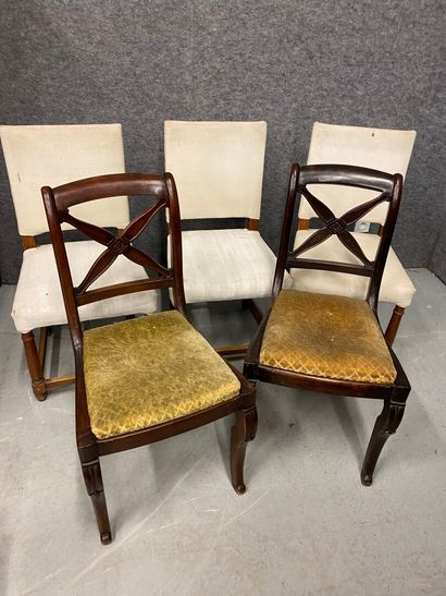 null Paire de chaises à décor de croisillon

Joint trois chaises à bois naturel,...