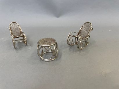 null Thonet

Paire de rockings chair et table basse miniature