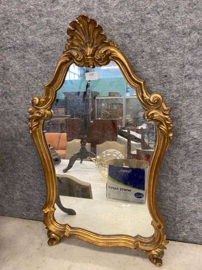 null miroir de table doré à décor de coquille

Style Louis XV

H : 75 - L: 4cm