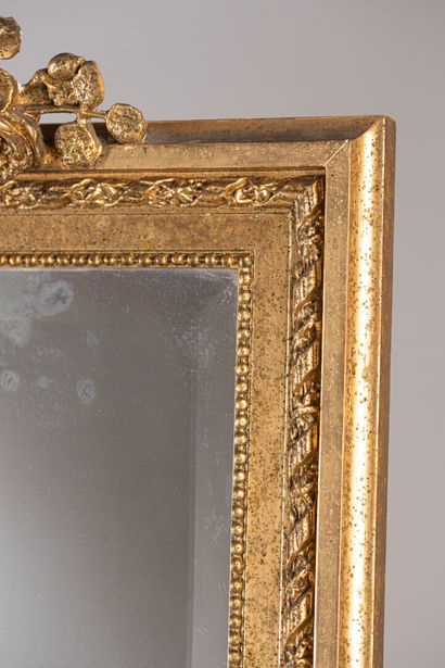 null Miroir rectangulaire en bois stuc doré, miroir biseauté orné d'une couronne...