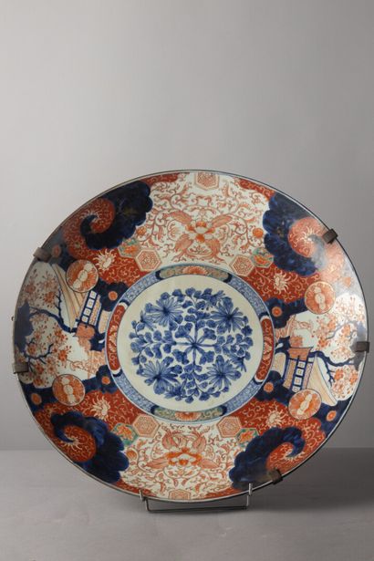 null Imari, JAPON, 

Grand plat en porcelaine orné d'un médaillon en bleu

D. 56,5...