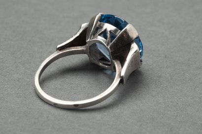 null Bague en argent griffée d'une peirre bleue épaulée d'hématites Pds : 6 grammes...